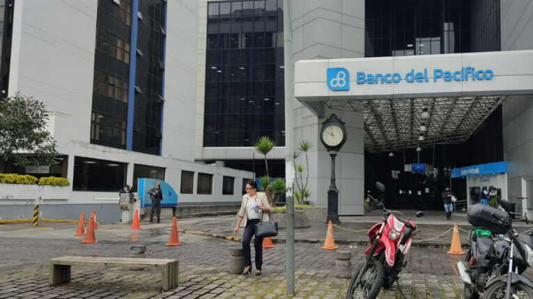 Foto referencial de una agencia de Banco del Pacífico en el norte de Quito, en mayo de 2022.
