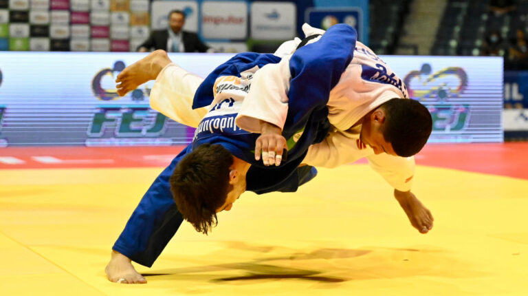 Competidores durante el primer día del Mundial Junior de Judo, en Guayaquil, el 10 de agosto de 2022.