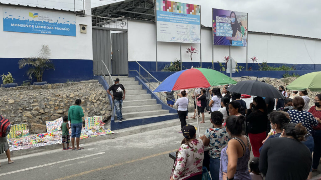 Padres de familia son los guardianes de escuelas en Guayaquil