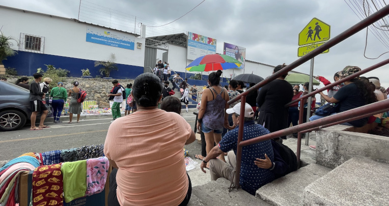 Madres y padres de familia en los exteriores de una unidad educativa en Flor de Bastión, Guayaquil, 9 de agosto de 2022.