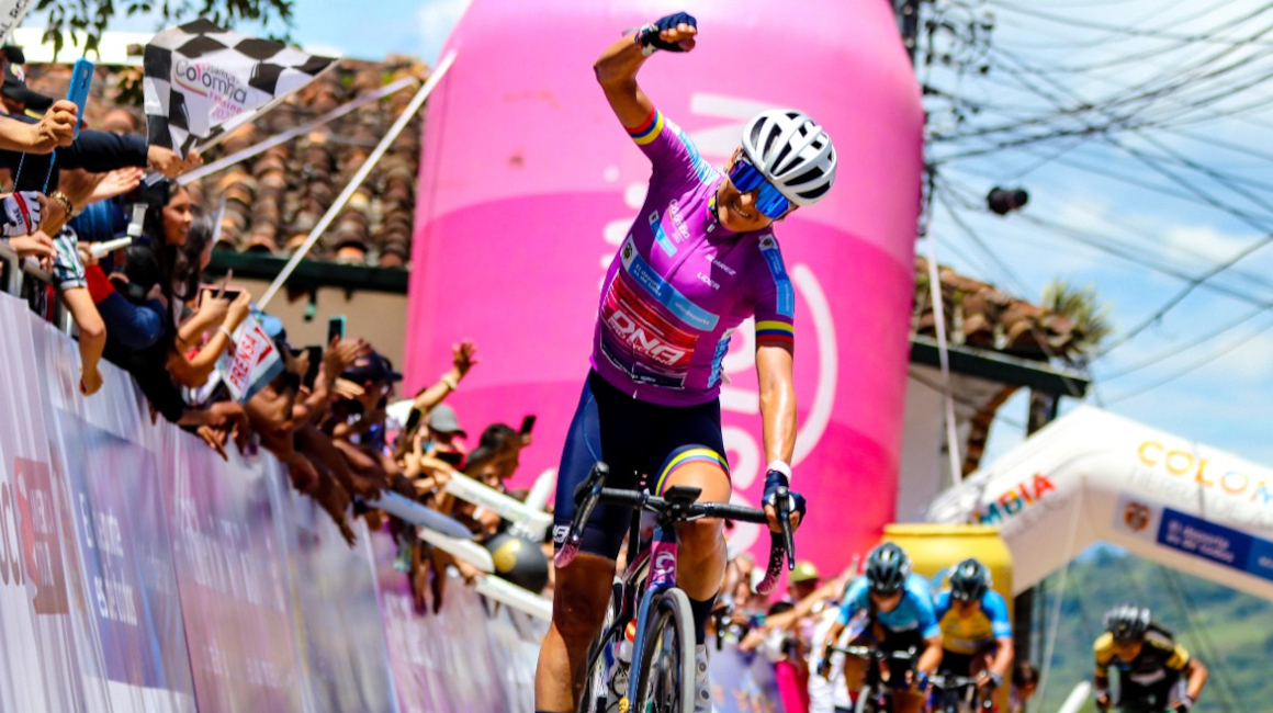 Diana Peñuela, en la meta de la Etapa 3 de la Vuelta a Colombia femenina, el 11 de agosto de 2022.