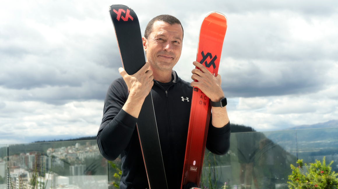 José Luis Gómez posa con sus esquís luego de una entrevista con PRIMICIAS en julio de 2022.