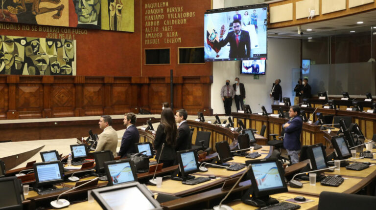 Asamblea posesiona a Raúl González como Superintendente de Bancos