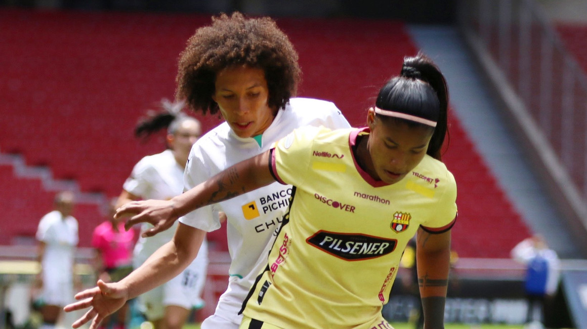 Las jugadoras de Barcelona y Liga de Quito disputan un balón en el encuentro de la Superliga, el 31 de julio de 2022.