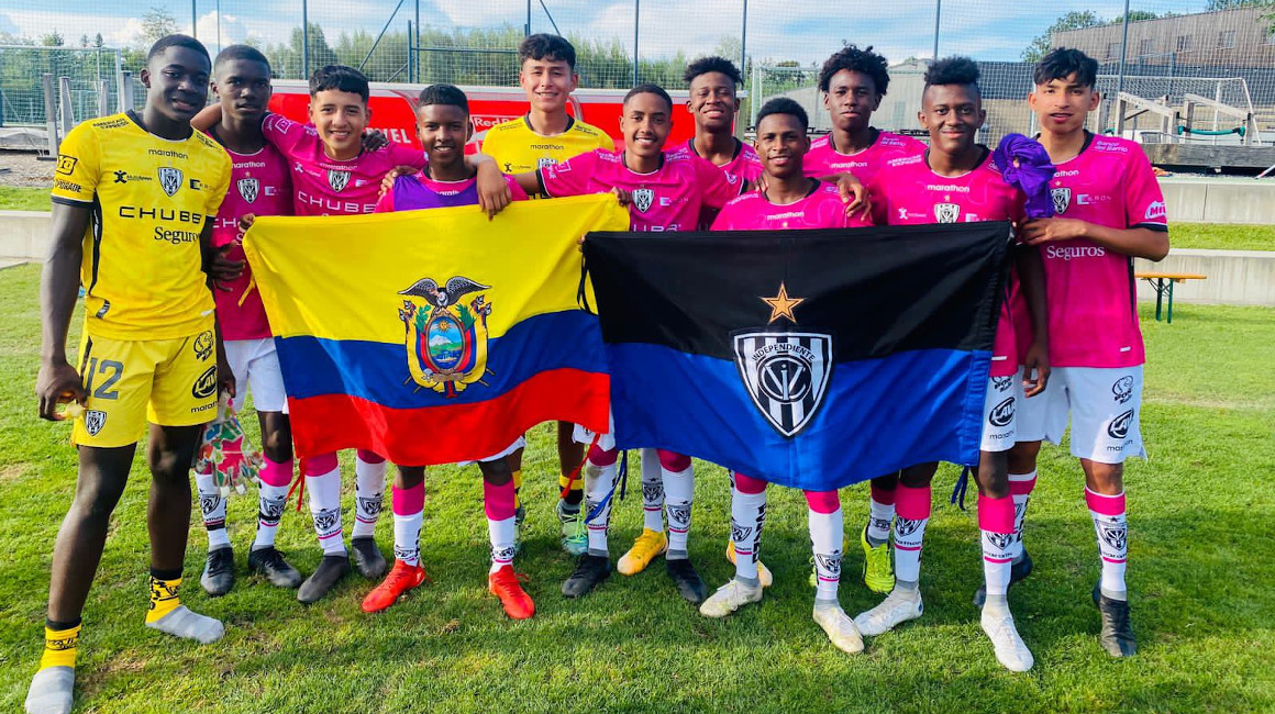 Los jugadores de Independiente del Valle, categoría Sub 15, posan con la bandera de Ecuador y del cuadro 'Rayado' en Austria, el 12 de agosto de 2022.