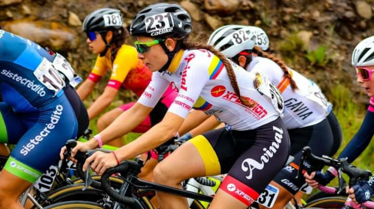 La ciclista ecuatoriana Esther Galarzar durante la Vuelta a Colombia femenina 2022.