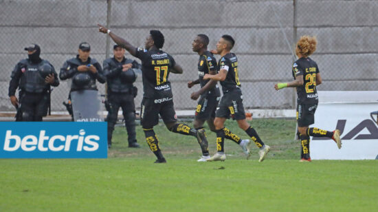 Los jugadores de Aucas celebran el gol anotado frente a 9 de Octubre en el Estadio Los Chirijos de Milagro, el 13 de agosto de 2022.