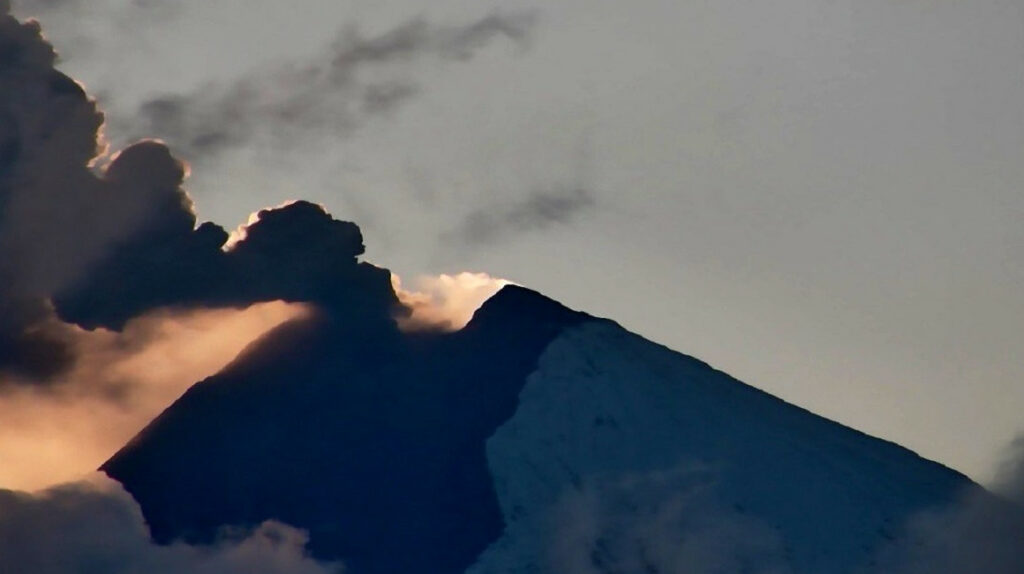 Geofísico reporta caída de ceniza del Sangay en Chimborazo