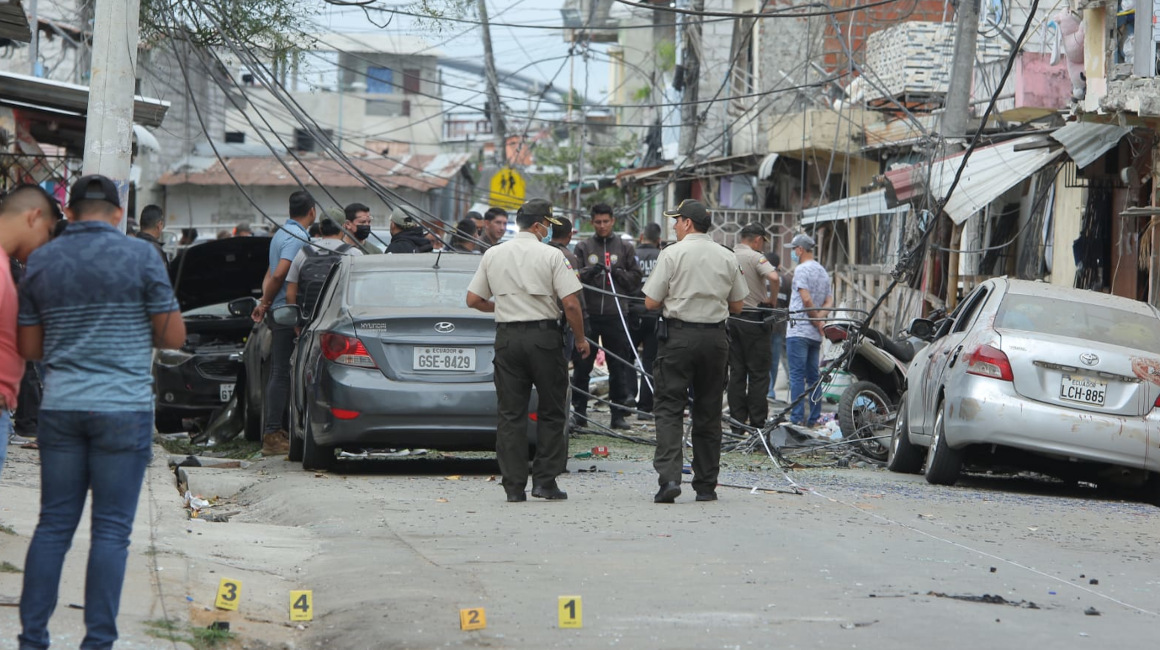Autos y casas destruidas en el barrio Cristo del Consuelo, en Guayaquil, el 14 de agosto de 2022.