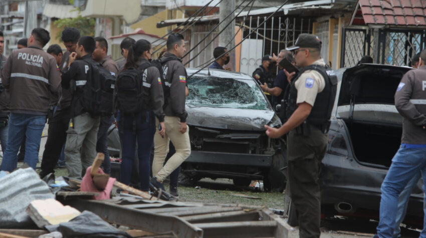 Autos destruidos y escombros en el barrio Cristo del Consuelo, en Guayaquil, el 14 de agosto de 2022.