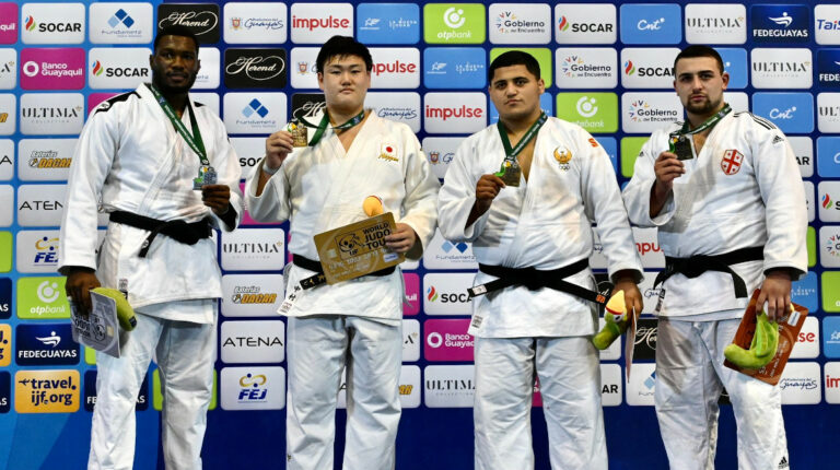 Los judocas de la categoría +100 kilogramos posan con sus medallas, el sábado 13 de agosto de 2022.