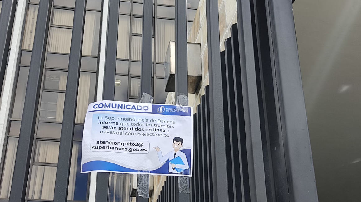 La Superintendencia de Bancos, en Quito, informa que atenderá en línea, luego de que un cerco policial impide el ingreso de personal no autorizado. Foto: 15 de agosto de 2022.
