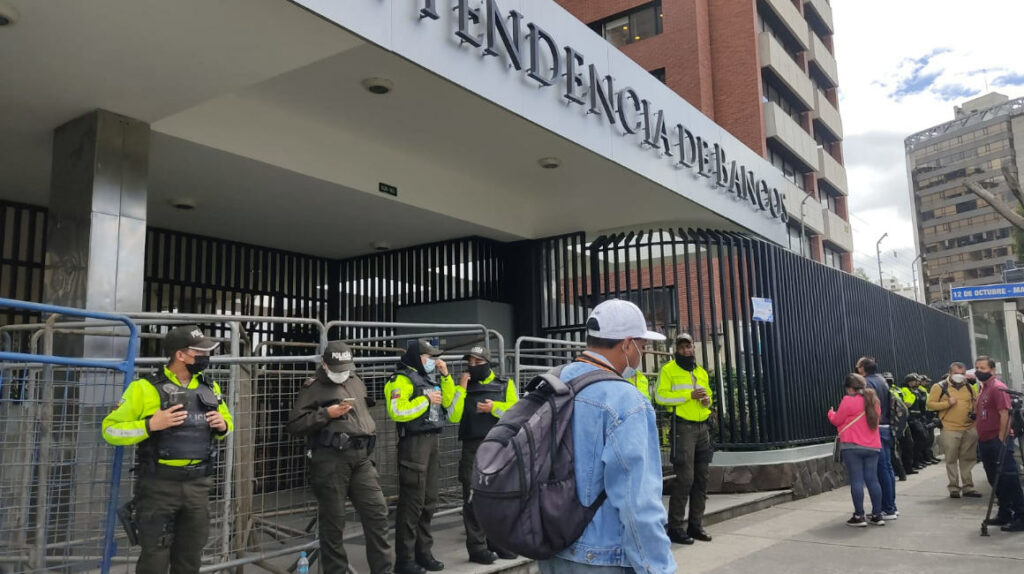 Superintendencia de Bancos atenderá en línea tras presencia policial