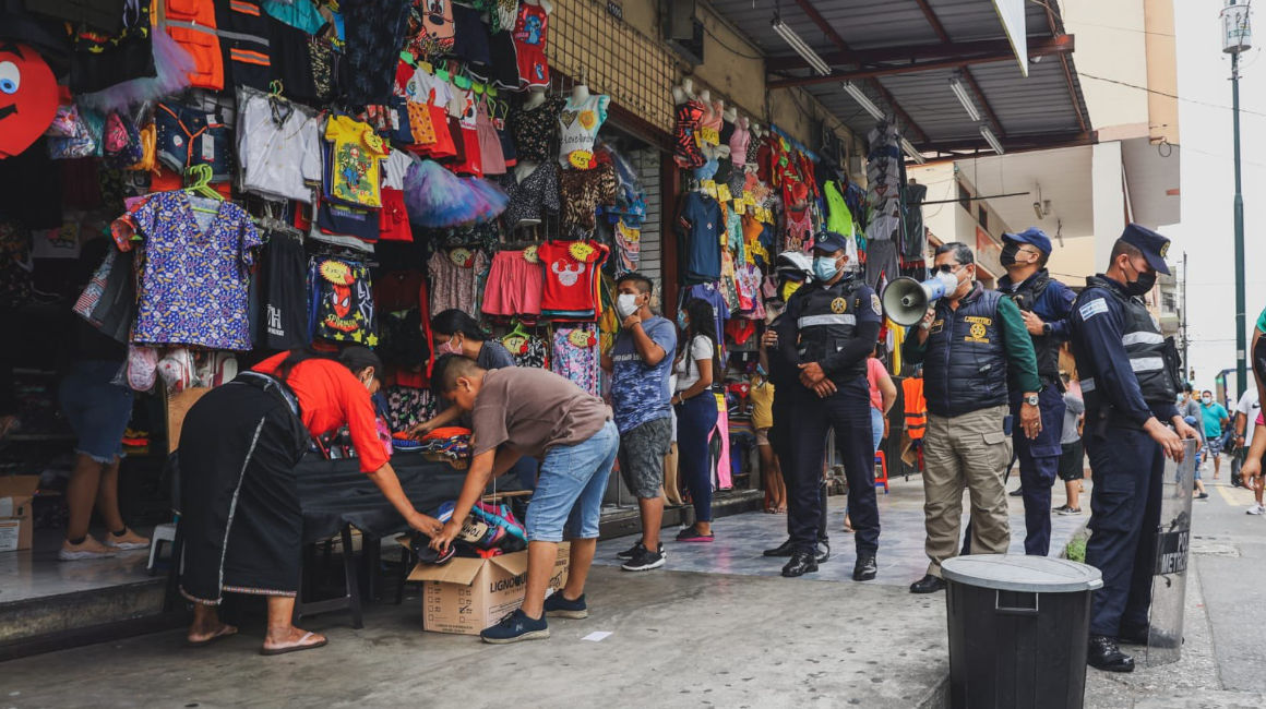 Autoridades realizan controles a comerciantes en Guayaquil, en agosto de 2021. 