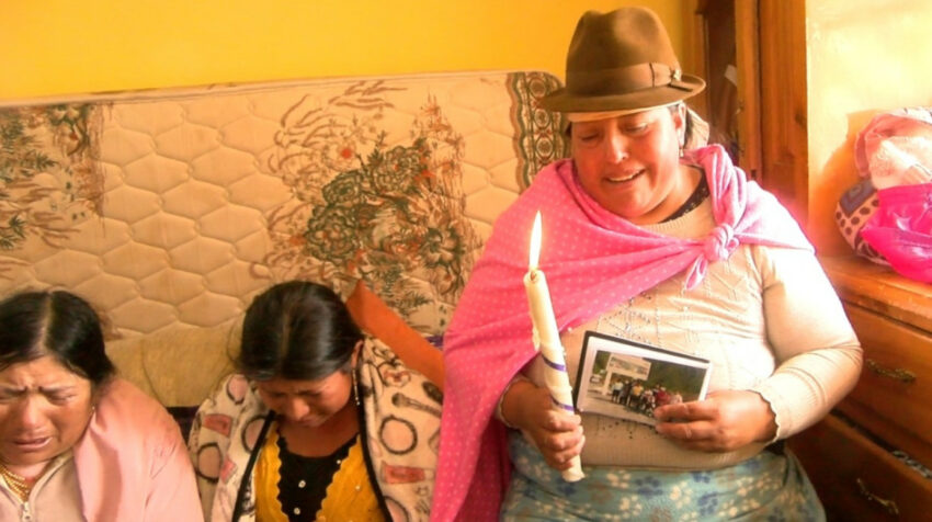 María Cocha, madre de Nelly Negrete, sostiene una vela por su alma, en Cotopaxi. 
