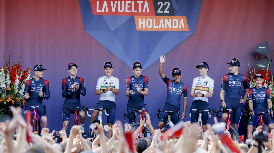 Los ciclistas del equipo Ineos Grenadiers saludan a los aficionados en la presentación de la Vuelta a España, el 18 de agosto de 2022.