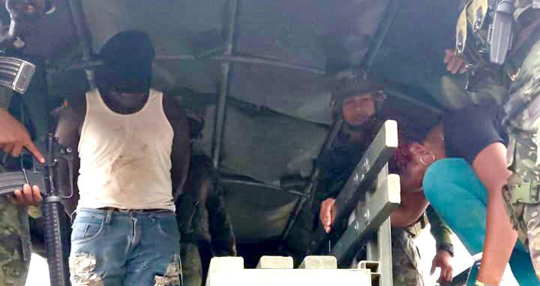 El 16 de agosto, dos integrantes de grupos narcoterroristas colombianos fueron detenidos en El Pan, al norte de Esmeraldas, con un fusil y municiones.