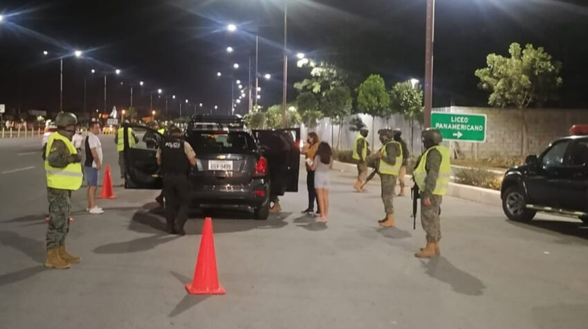 Operativo conjunto de Policía y Fuerzas Armadas en el km 3,5 de la vía a Samborondón, por el ingreso al Liceo Panamericano, la noche del 18 de agosto de 2022.