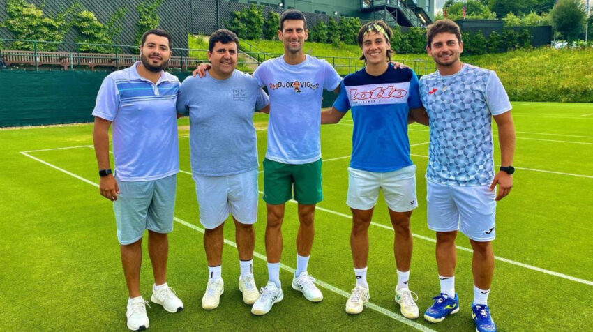 Álvaro Guillén junto a Novak Djokovic, en Wimbledon, en julio de 2021.