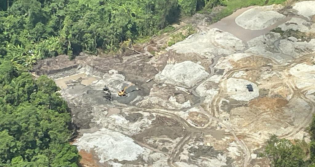 Daños causados por los mineros ilegales en la Ceiba y la Sirena, entre las proivincias de Carchi y Esmeraldas.