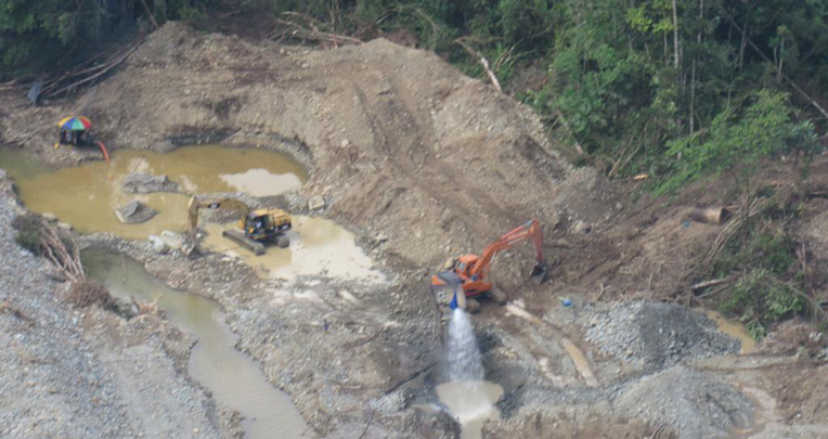 Desde el aire se aprecian los daños causados por los mineros en la Ceiba y la Sirena, entre Carchi y Esmeraldas.