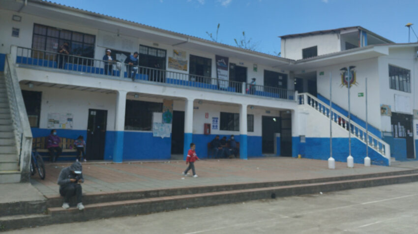 Fachada de la Unidad Educativa Cumbe, al sur de Cuenca, donde estudiaba una de las menores de edad lesionadas en México.