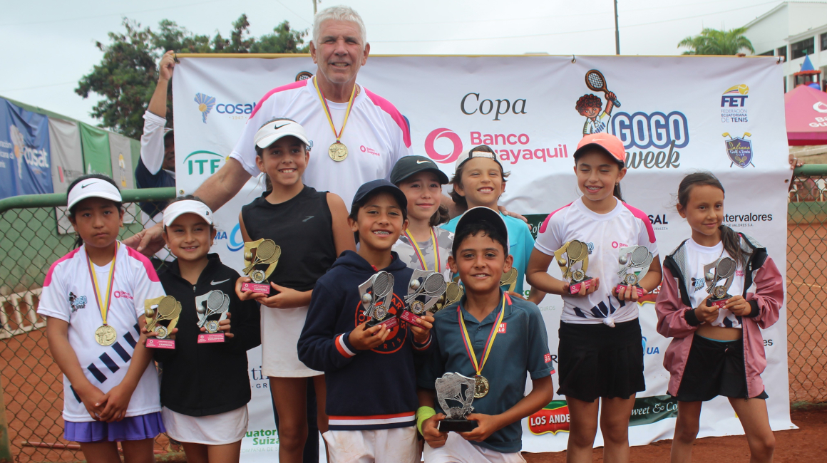 Andrés Gómez, junto con tenistas de 10 años en el Gogo Week, en Salinas, en agosto de 2022.
