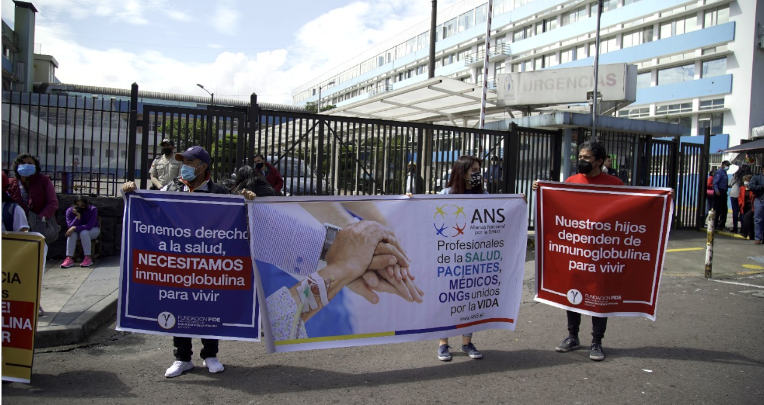 Protesta del Observatorio contra el Cáncer, en las afueras del Hospital Carlos Andrade Marín del IESS, en diciembre de 2021.