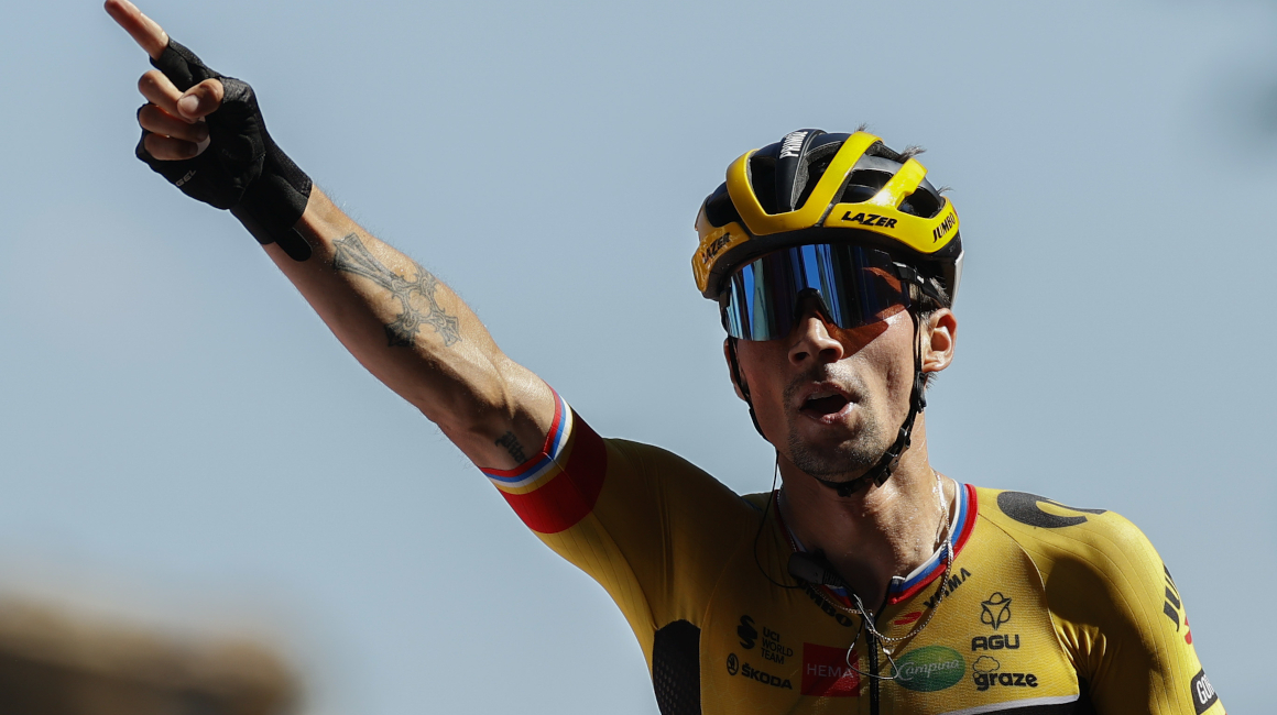 Primoz Roglic festeja su victoria en la Etapa 4 de la Vuelta a España, el 23 de agosto de 2022.