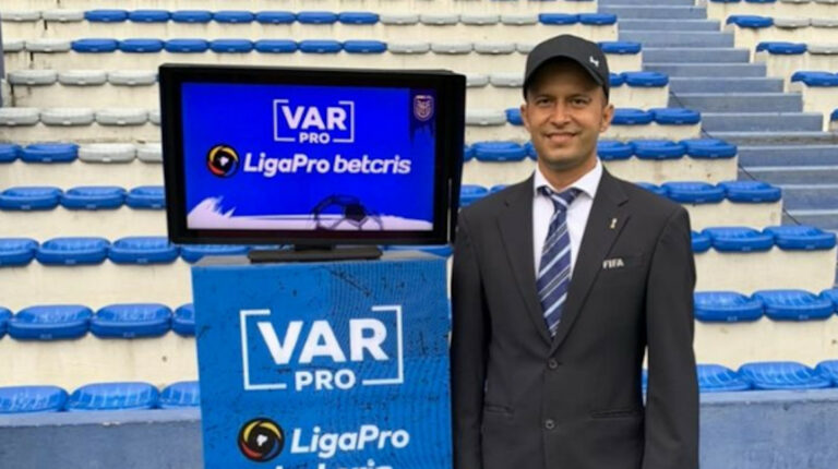 El exárbitro ecuatoriano, Juan Carlos Macías, posa junto al VAR instalado en el Estadio George Capwell para uno de los partidos de la LigaPro.