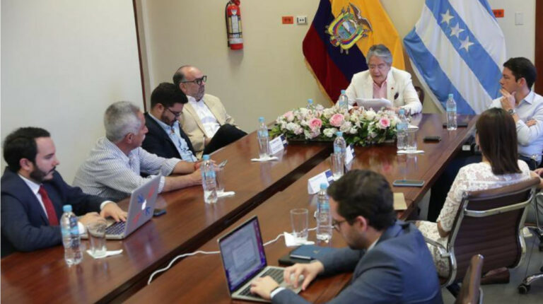 Guillermo Lasso y su equipo analizan el contenido de la consulta popular, el 23 de agosto de 2022, en Guayaquil.