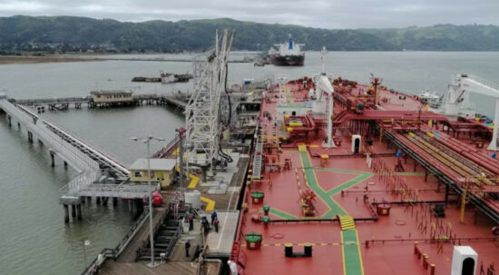Descarga de petróleo de un buque de Flopec en un puerto internacional, en 2022.