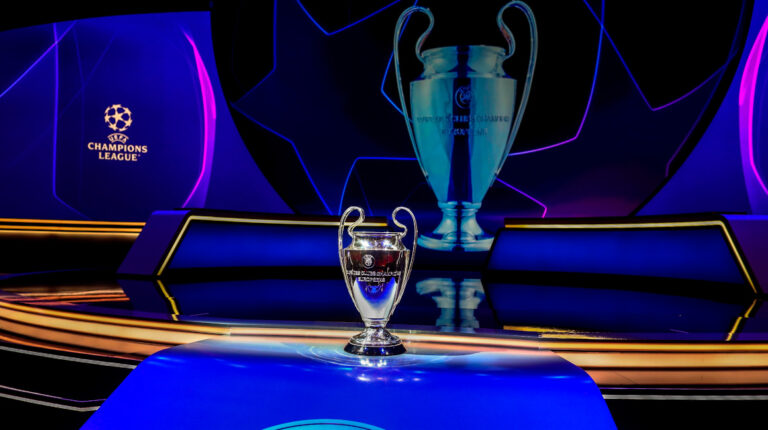 El trofeo de la Champions League se muestra antes del sorteo de la fase de grupos en Estambul, El 25 de agosto de 2022.