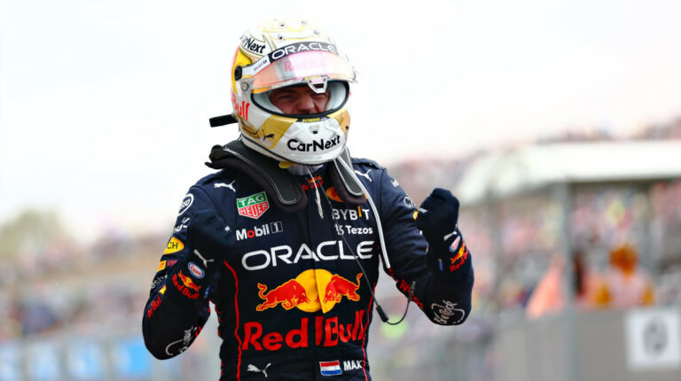 El piloto Max Verstappen celebra su triunfo en el Gran Premio de Hungría de la Fórmula 1, el domingo 31 de julio de 2022.