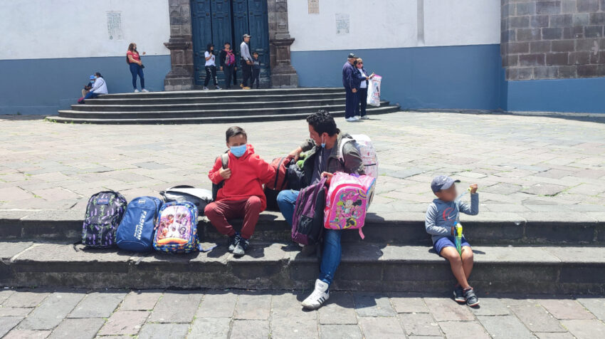 Gabriel P. y su padre venden mochilas en el Centro Histórico de Quito, el 25 de agosto de 2022.