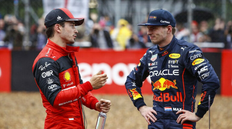 Los pilotos de Fórmula 1 Charles Leclerc (Ferrari) y Max Verstappen (Red Bull) conversan en una de las pistas del Mundial.