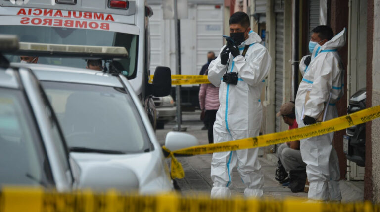 Agentes de criminalística realizan el levantamiento de cadáver en el crimen ocurrido el 25 de agosto en el centro de Cuenca.