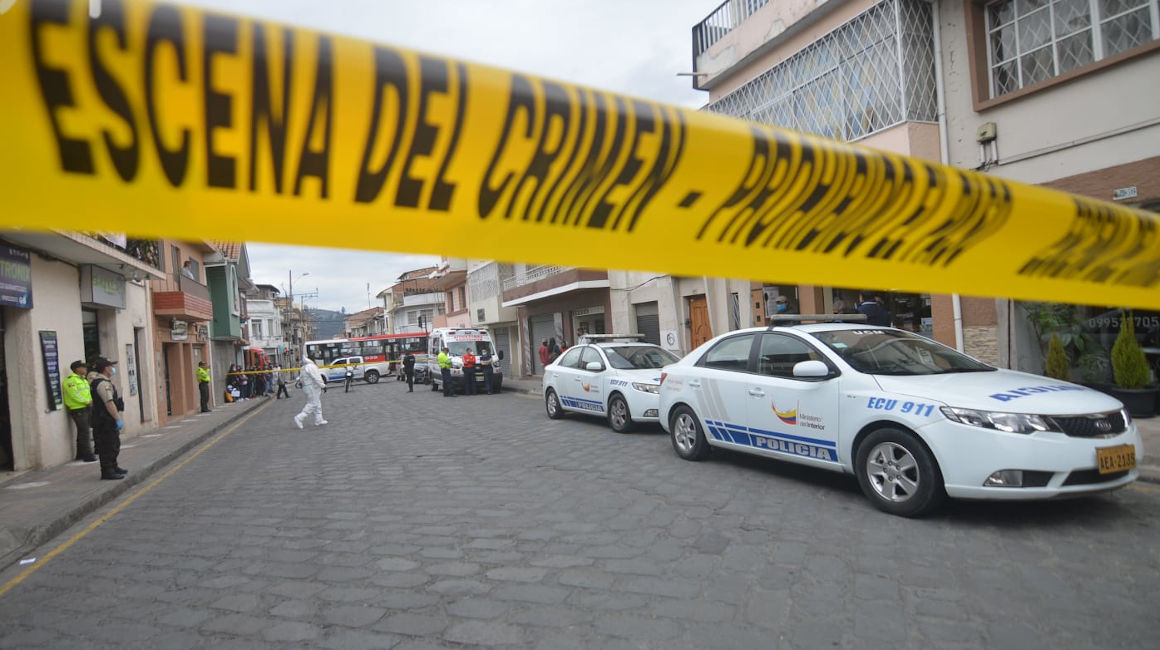 Agentes de criminalística realizan el levantamiento de cadáver en el crimen ocurrido el 25 de agosto en el centro de Cuenca.