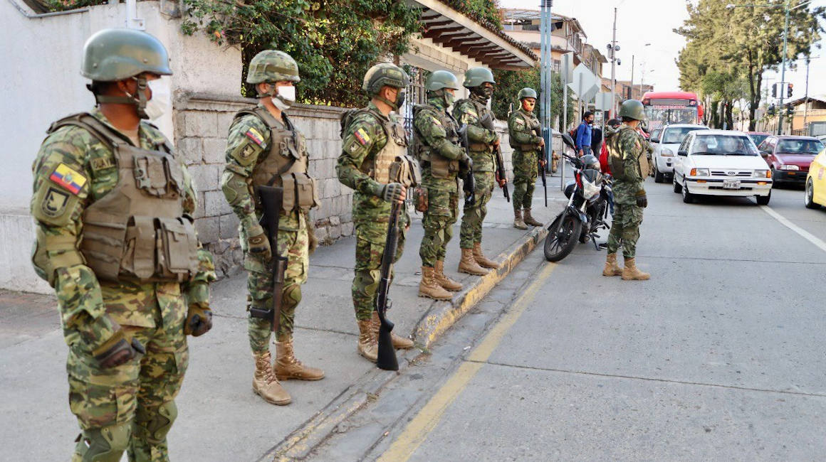 Militares participan de un operativo de control de armas en el sector de la Chola Cuencana el 22 de agosto de 2022.
