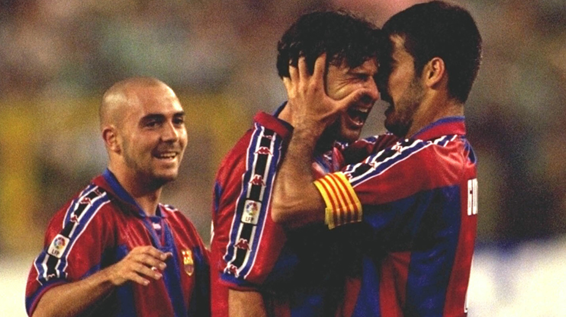 Iván de la Peña, Luis Figo y Pep Guardiola festejan un gol con el FC Barcelona en 1997.