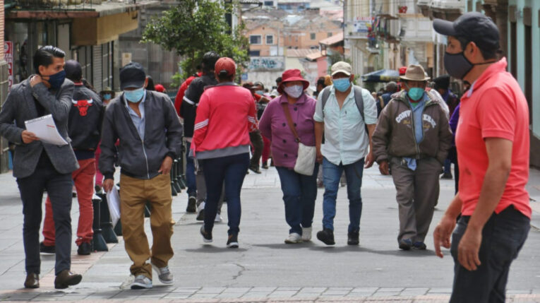 Habitantes caminan por una calle en Quito, 19 de enero de 2022.