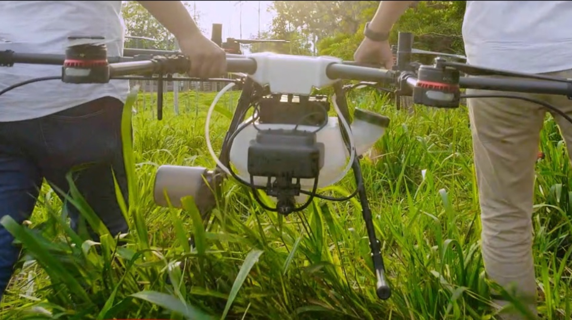 La capacidad de los drones agrícolas varían de entre 15 a 30 litros, según los expertos.