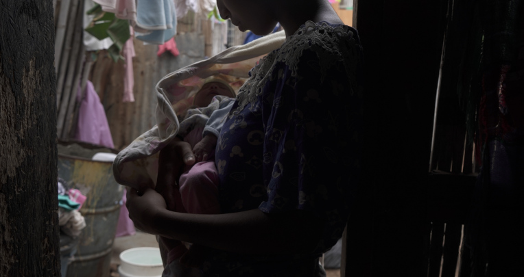 Una adolescente sostiene a su bebé de ocho días de nacida en Monte Sinaí. Guayaquil, 16 de agosto de 2022.