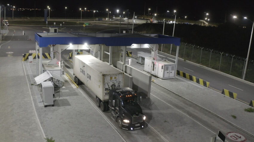 El Puerto de Posorja, en Guayaquil, cuenta desde 2019 con tres escáneres para revisar cada contenedor que se exporta. 