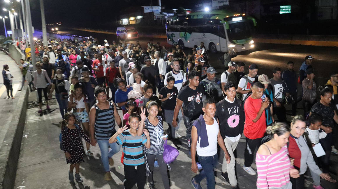 Migrantes de diversas nacionalidades caminan en caravana, en Tapachula (México), el 28 de agosto de 2022.