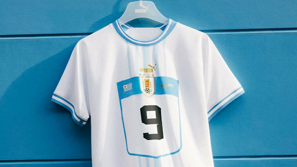 Uruguay presenta la camiseta alterna para el Mundial de Catar