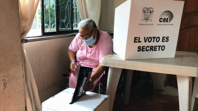 Una ciudadana deposita su voto durante las elecciones seccionales de 2019.