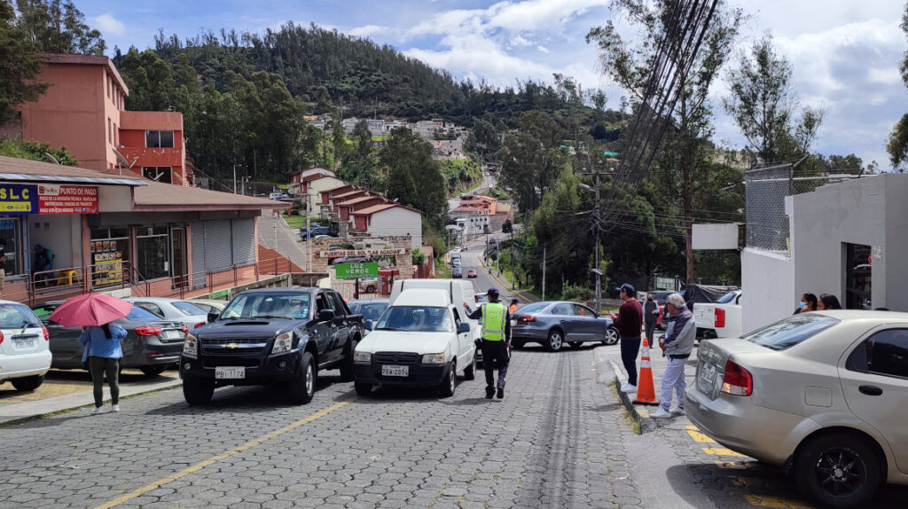 El caos reina en la revisión y matriculación vehicular de Quito