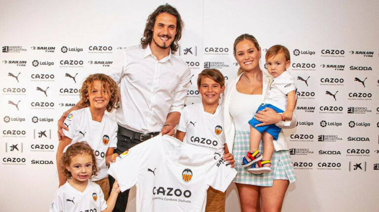 El jugador uruguayo, Edinson Cavani, junto a su familia en su presentación oficial al Valencia CF.