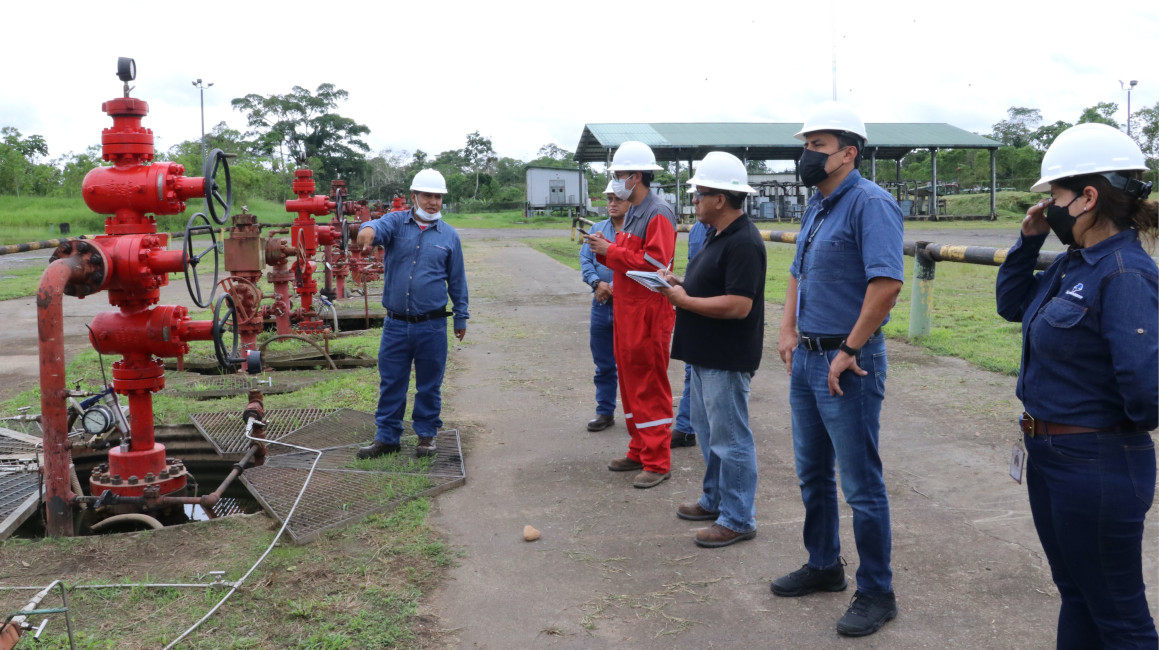 Recorrido de técnicos de Petroecuador al campo Indillana, ubicado en la Amazonía ecuatoriana, en mayo de 2022.